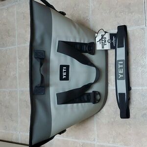 Yeti Hopper Two 30 soft cooler. Fog gray/Tahoe blue.